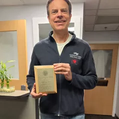 Tobias Deuse, MD holding teaching award